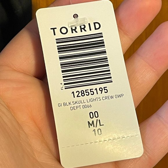 NWT Torrid Woman's Black Skull with Christmas Lights Graphic Tee Size Medium - Picture 4 of 6